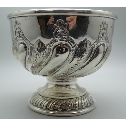 842 - An embossed silver bowl, Chester 1902, 117g