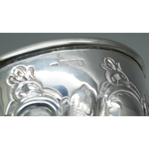 842 - An embossed silver bowl, Chester 1902, 117g