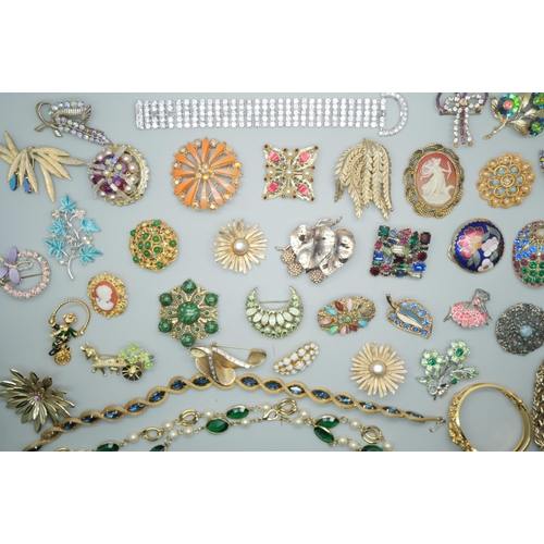 846 - A collection of vintage costume jewellery