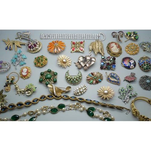 846 - A collection of vintage costume jewellery