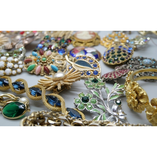 846 - A collection of vintage costume jewellery