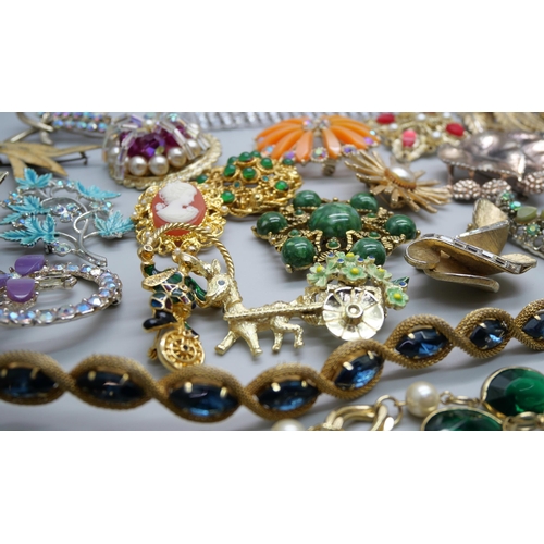 846 - A collection of vintage costume jewellery