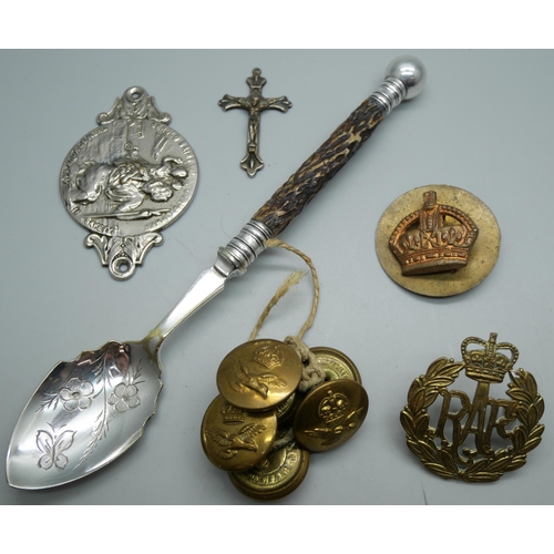 846B - An RAF badge and uniform buttons, St Christopher plaque, a spoon, etc.