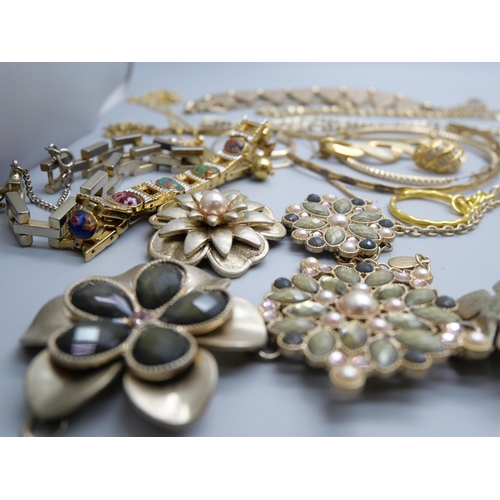 847 - A collection of gold-tone jewellery