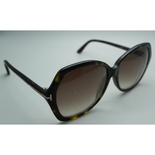 853 - A pair of Tom Ford sunglasses