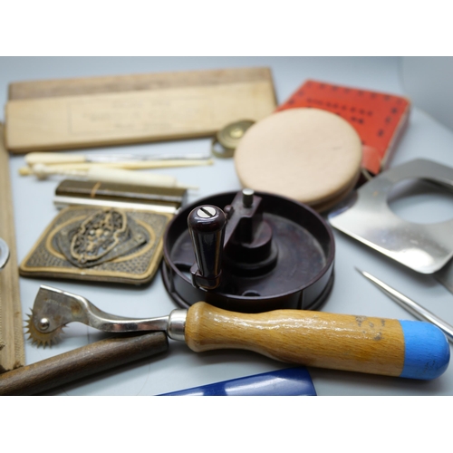 860 - A collection of sewing items including bakelite rug cutter, three silver thimbles including Charles ... 