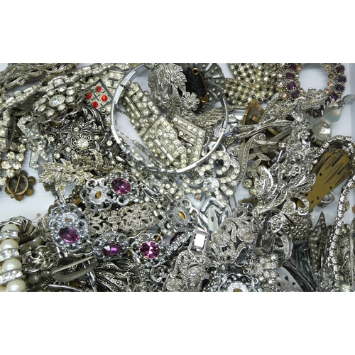 863 - A collection of vintage jewellery