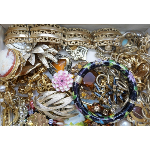 866 - Vintage jewellery and one Trifari bracelet