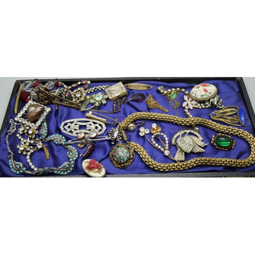 868 - A collection of vintage jewellery