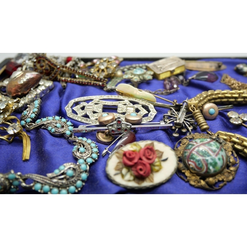 868 - A collection of vintage jewellery