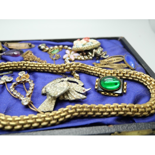 868 - A collection of vintage jewellery