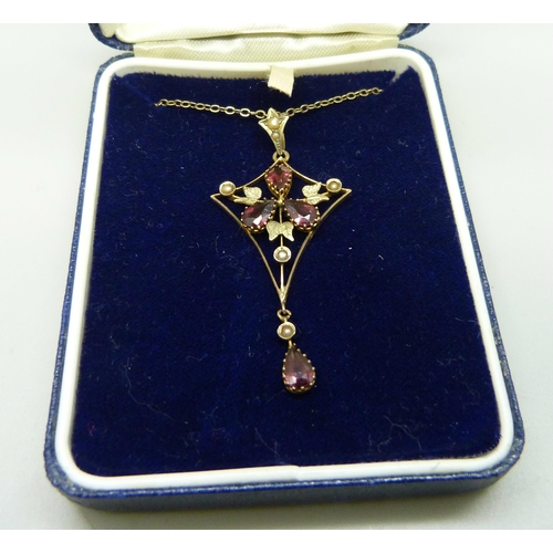 902 - A 9ct gold garnet set pendant and chain, 3.1g