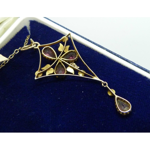 902 - A 9ct gold garnet set pendant and chain, 3.1g