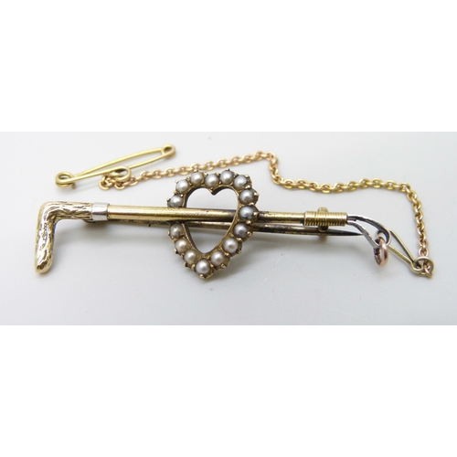 905 - A 15ct gold riding crop brooch set with seed pearls in a heart shape, with box, 4.3g