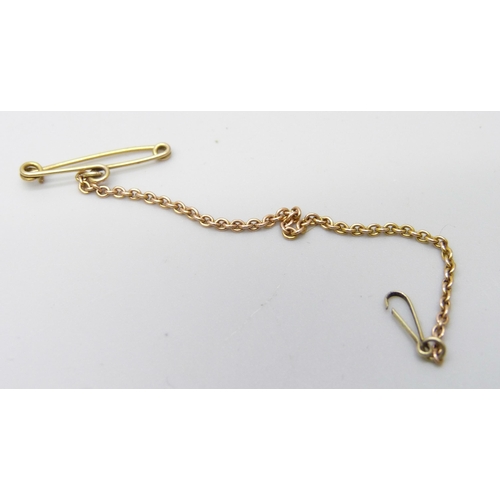 905 - A 15ct gold riding crop brooch set with seed pearls in a heart shape, with box, 4.3g