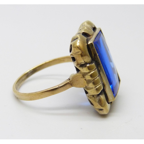 907 - A silver gilt cushion shape blue stone ring, O