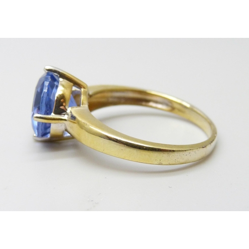 912 - A silver gilt London blue fluorite set ring, S