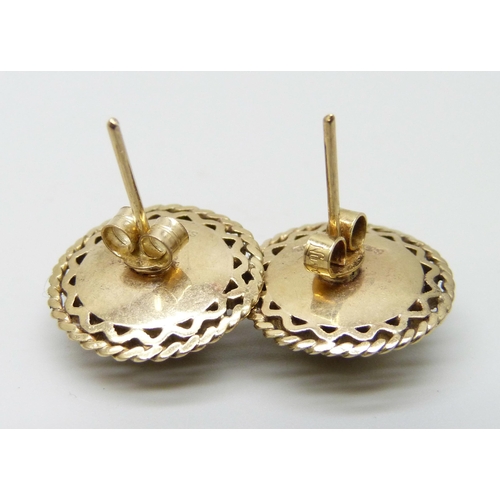 913 - A pair of 9ct gold earrings, 3.6g