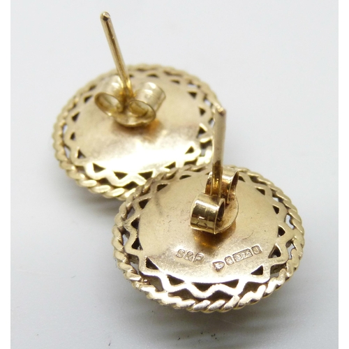 913 - A pair of 9ct gold earrings, 3.6g