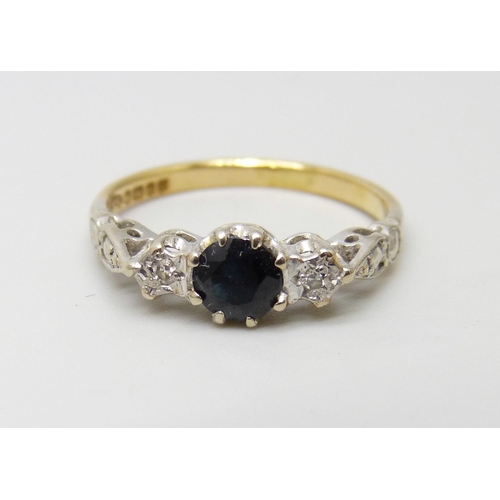 914 - An 18ct gold, sapphire and diamond three stone ring, 2.6g, K/L