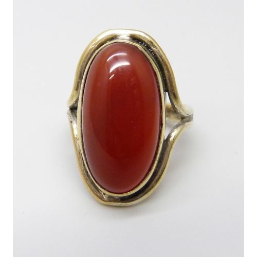 919 - A Carnelian cabochon set ring, I