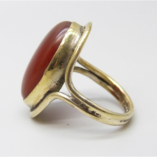 919 - A Carnelian cabochon set ring, I