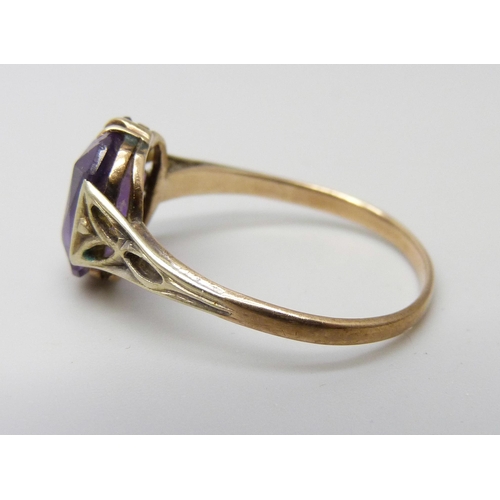 927 - A 9ct gold and amethyst ring, 2.1g, P