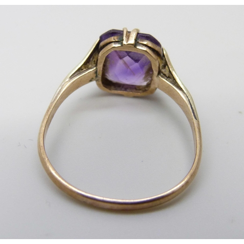 927 - A 9ct gold and amethyst ring, 2.1g, P