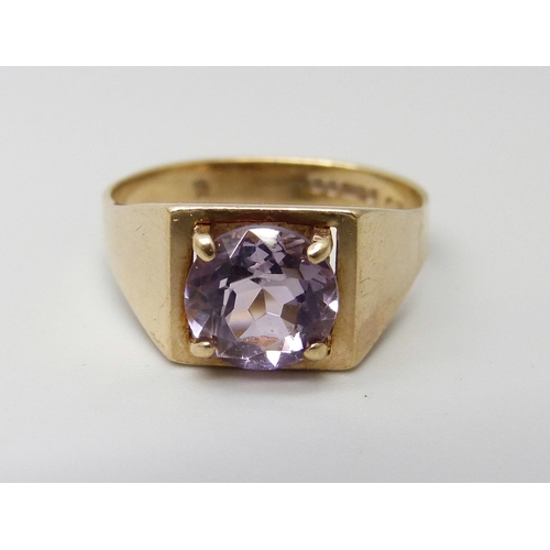 928 - A 9ct gold and amethyst ring, 3.4g, O