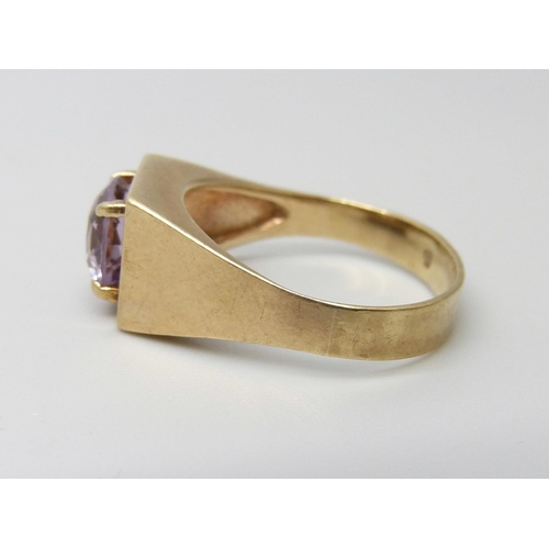 928 - A 9ct gold and amethyst ring, 3.4g, O