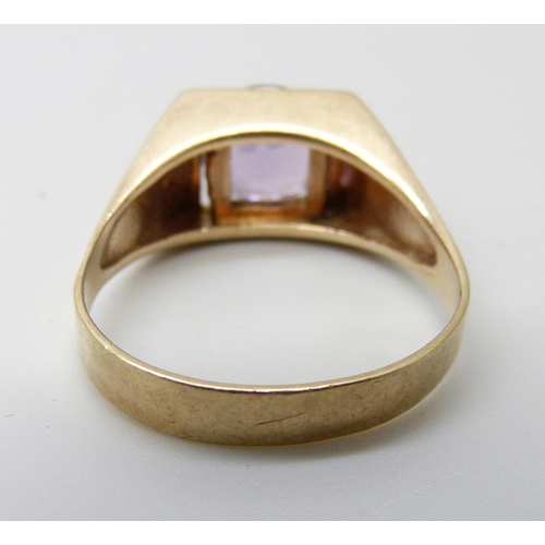 928 - A 9ct gold and amethyst ring, 3.4g, O