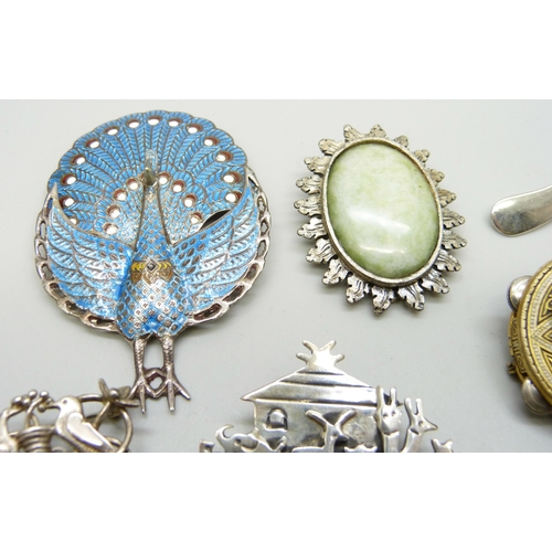 937 - Five silver brooches including Noah's Ark, love birds and large peacock, three other brooches, four ... 