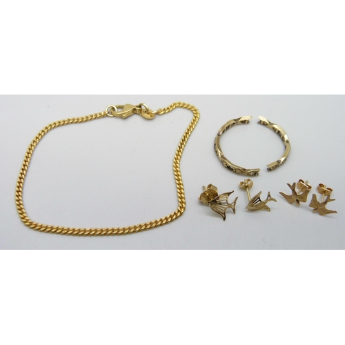 942 - A 9ct gold bracelet, 3g, two pairs of earrings and a ring, a/f