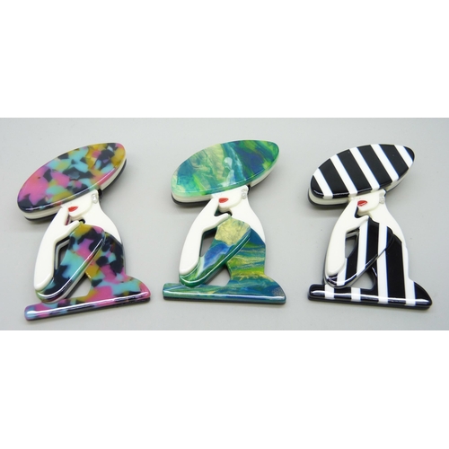 943 - Three Art Deco style plastic brooches