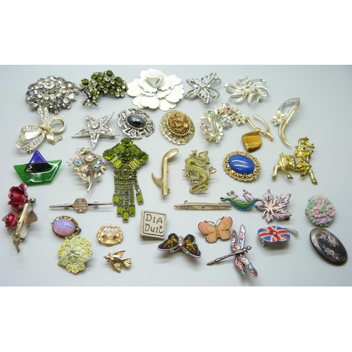 959 - Thirty-five costume brooches