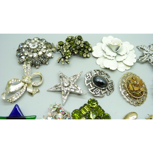 959 - Thirty-five costume brooches