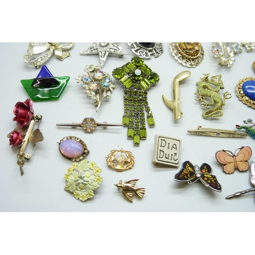 959 - Thirty-five costume brooches