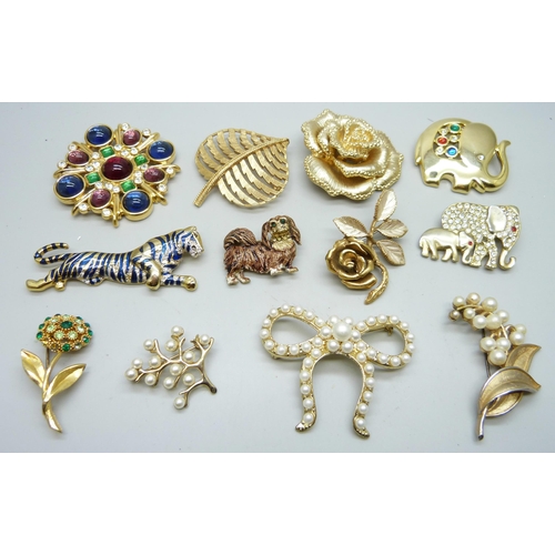 960 - Twelve costume brooches including Trifari, Spinx, Corocraft, Hollywood