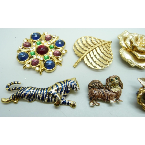 960 - Twelve costume brooches including Trifari, Spinx, Corocraft, Hollywood