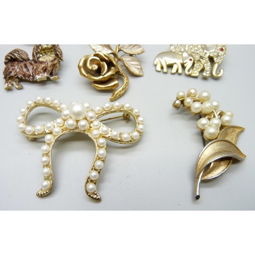 960 - Twelve costume brooches including Trifari, Spinx, Corocraft, Hollywood