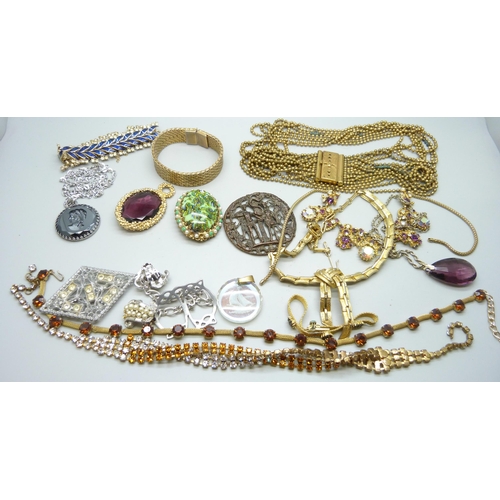 963 - A collection of vintage jewellery including Trifari