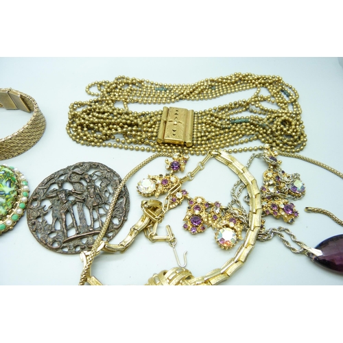 963 - A collection of vintage jewellery including Trifari