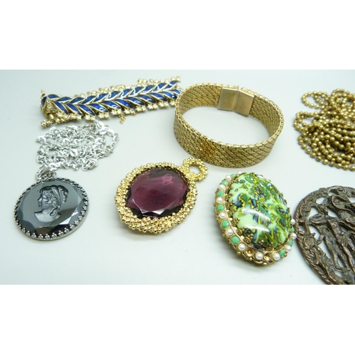 963 - A collection of vintage jewellery including Trifari