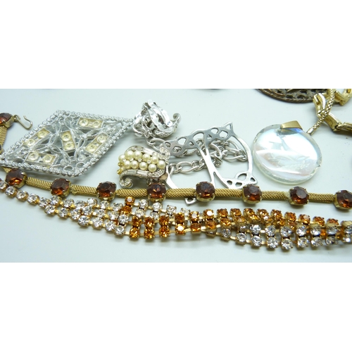 963 - A collection of vintage jewellery including Trifari