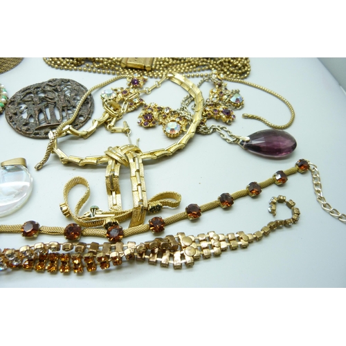 963 - A collection of vintage jewellery including Trifari