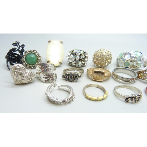 965 - Thirty-six costume rings