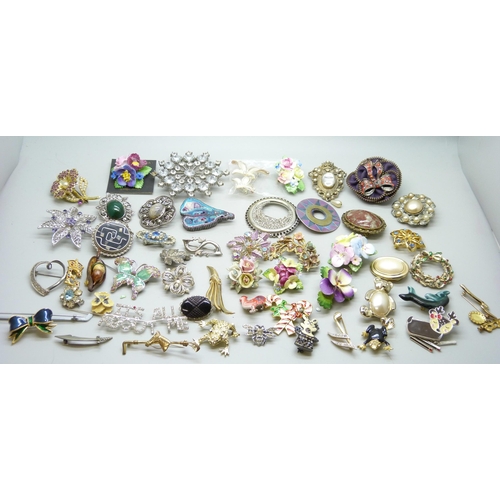 972 - A collection of brooches