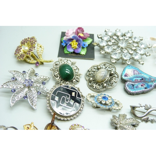 972 - A collection of brooches