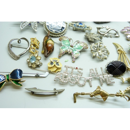 972 - A collection of brooches