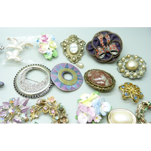 972 - A collection of brooches